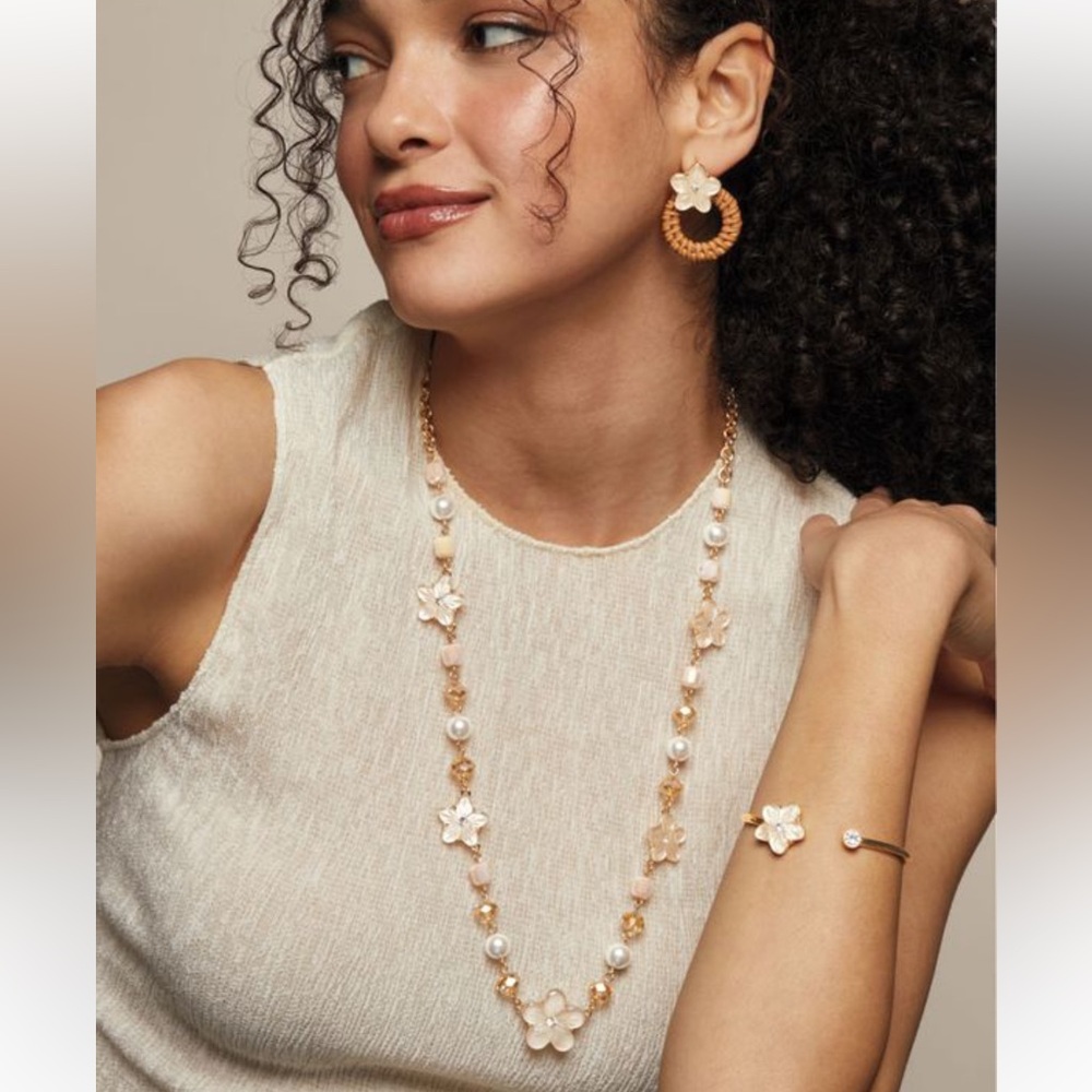 NIB Avon Blossom Breeze Jewelry Set – Necklace, Earrings & Bracelet - Picture 4 of 14